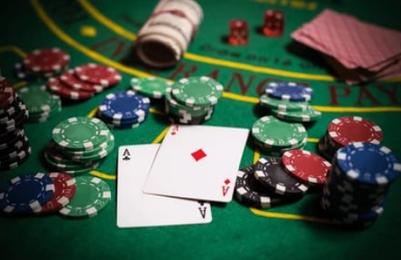 Filipino player downloading SG8 Casino app on an Android smartphone